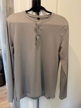 lululemon athletica Men's Long-Sleeve Henley in Taupe Gray
